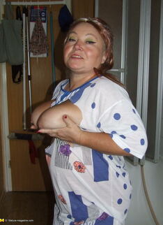 Kinky Mama Gets Dirty With Stuff From The Kitchen
