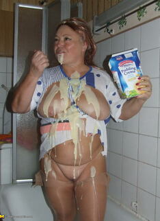 Kinky Mama Gets Dirty With Stuff From The Kitchen