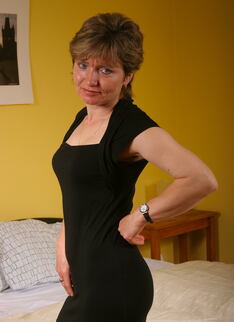 This Naughty Housewife Plays With Her Punani