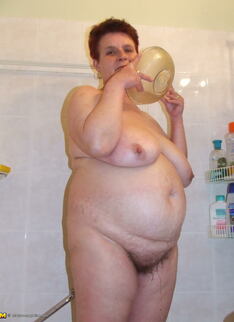 Big Mature Slut Getting Nasty In The Shower