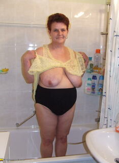 Big Mature Slut Getting Nasty In The Shower