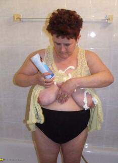 Big Mature Slut Getting Nasty In The Shower