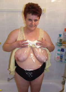 Big Mature Slut Getting Nasty In The Shower