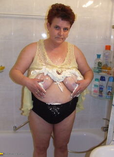 Big Mature Slut Getting Nasty In The Shower