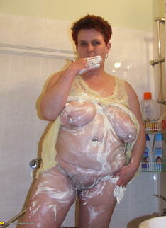 Big Mature Slut Getting Nasty In The Shower