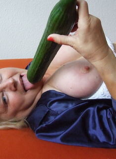 This Horny Amateur Mature Slut Loves To Play