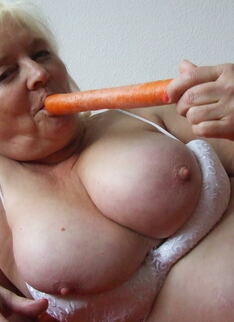 This Horny Amateur Mature Slut Loves To Play