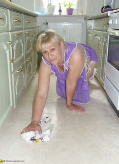 Kinky Mature Amateur Housewife Cleaning Dirty