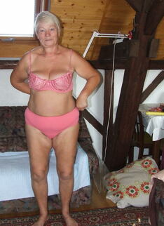 Amateur Older Lady Caught Shaving Her Pussy