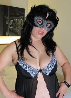 Masked Mature Nympho Showing Off
