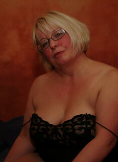 Big Mature Madame Playing With Her Pussy