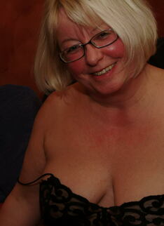 Big Mature Madame Playing With Her Pussy