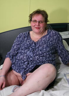This Big Mature Lady Loves To Play With Herself