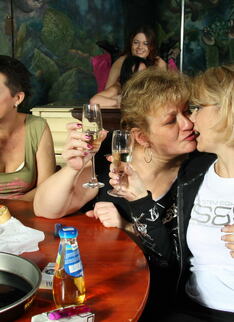 An All Women Sexparty Gangbang