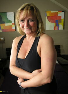 This Mature Nympho Loves To Play With Herself