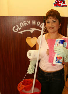This Mature Househelp Loves Buffing The Cock