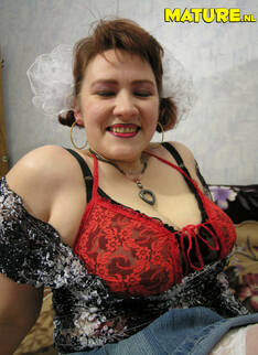 Big Titted Mature Nympho Showing Her Hot Body
