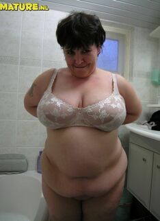 See This Chubby Mature Have Fun With A Dildo