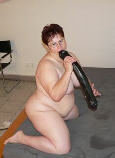 Tubby Mature Cunt Playing With Her Huge Dildo