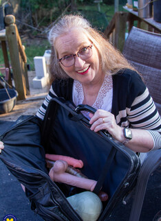 Mature.nl - Maggie Mae is an American granny that loves to please her shaved pussy