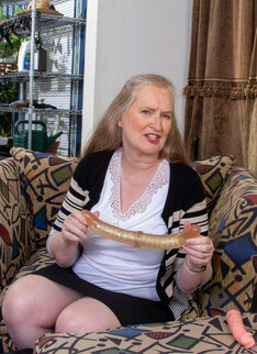 Mature.nl - Maggie Mae is an American granny that loves to please her shaved pussy