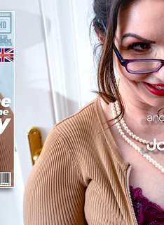 Mature.nl - The lightguy on a movieset gets a shot big breasted MILF Josephine James
