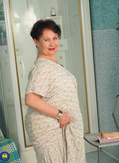 Mature.nl - Modern Grandma Nata loves to play with her dildo and her pussy in the bathroom