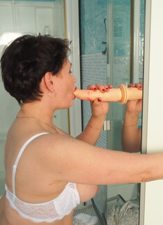 Mature.nl - Modern Grandma Nata loves to play with her dildo and her pussy in the bathroom