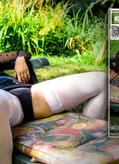 Mature.nl - MILF Wanilianna plays with her shaved pussy in the garden