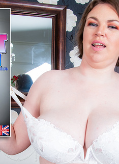 Mature.nl - Big butt and big breasted mom Cashmere loves to play with her shaved pussy