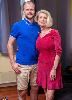 Mature.nl - Granny Eva Delage loves fucking her young chiropractor at home