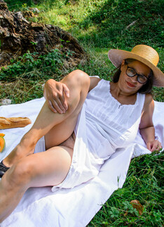 Mature.nl - Hairy Busty Tina loves to get wet outside in the grass