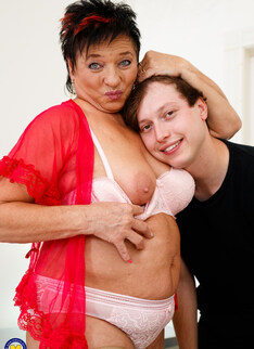 Mature.nl - Joanne is a hairy curvy grandma with a horny plan for her and her toyboy