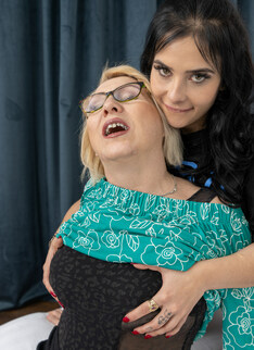 Mature.nl - Old and young lesbians eating eachother out in bed