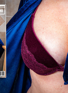 Mature.nl - Mature lady playing in bath