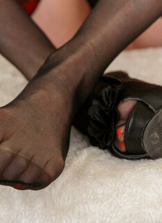 Mature.nl - Footfetish MILF Andrea V. gets really turned on by playing with her feet