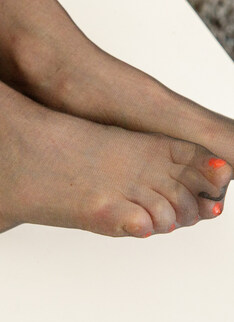 Mature.nl - Footfetish MILF Andrea V. gets really turned on by playing with her feet