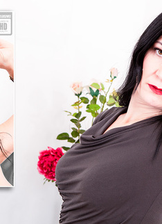 Mature.nl - When naughty MILF Esmeralda O. is alone the toys come out