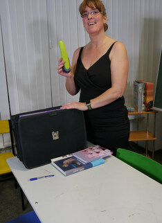 Mature.nl - Schoolteacher Marie is a mature nympho that loves to masturbate in class