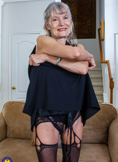 Mature.nl - American saggy tits granny Candis loves masturbating on the couch