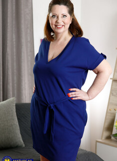 Mature.nl - Curvy Klara is a big butt, big tits MILF who loves to play with her shaved pussy