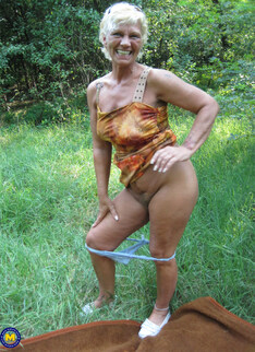 Mature.nl - Voyeur granny Paulene gets fucked outdoor by her secret lover Leslie Taylor
