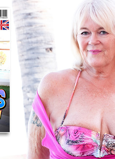 Mature.nl - British Randy Raz is a curvy shaved grandma who loves to masturbate on vacation