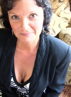Mature.nl - Masturbating GILF Jaqueline loves playing with her hairy pussy and her toy