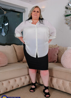 Mature.nl - Luna is a Big natural tits BBW mature nympho with a big ass masturbating at home