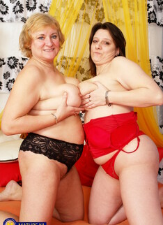 Mature.nl - Busty mature lesbians Karli & Evie play with each others pussies