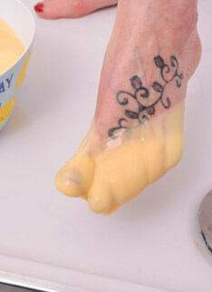 Food Fetish UK GILF Rose masturbating