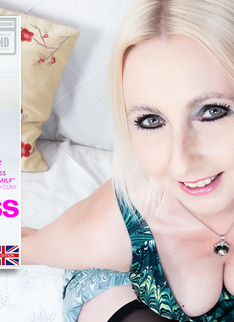 Masturbating tall British MILF Tracey Lain with her perfect ass gets very naughty