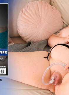 Naughty Housewife Remi loves to masturbate her mature clit!