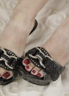 Jennifer is a 55 year old granny that loves playing with her feet and get extremely wet by doing so